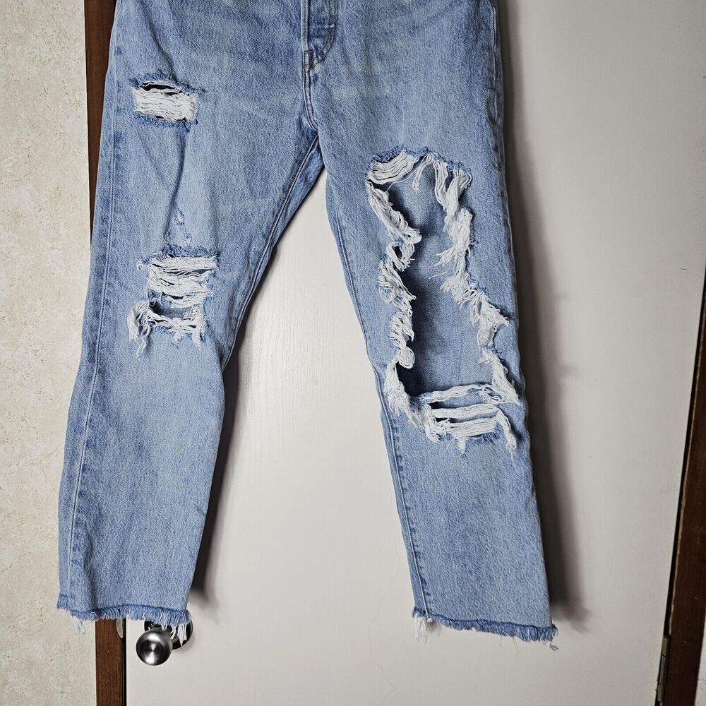 Levi's 501 Women's Size 28 Distressed Light Wash Frayed Raw Hem Cropped 26" - Picture 2 of 8